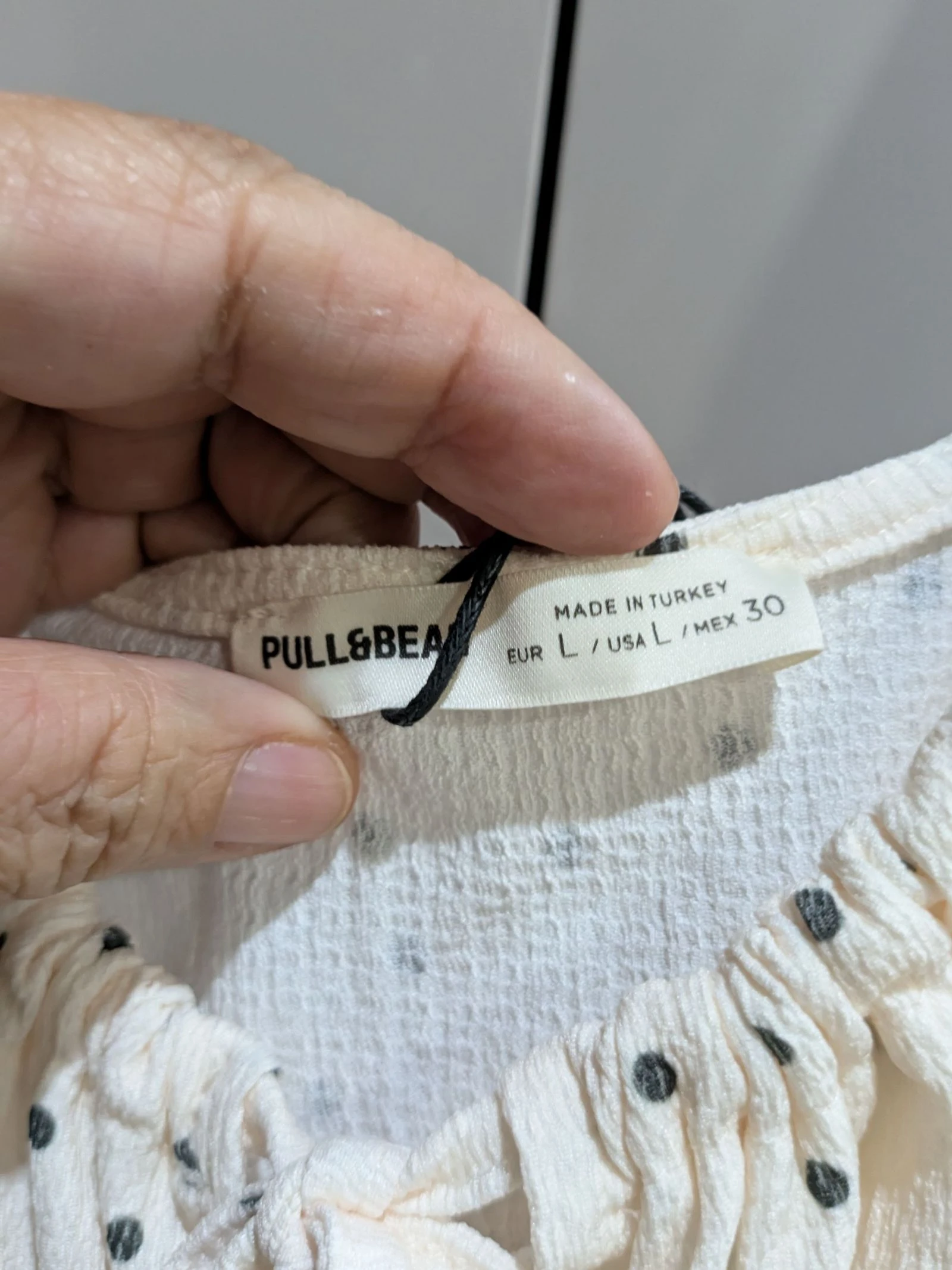 Vestido curto branco com pontos negros e detalhe de laço tamanho M da Pull&Bear – photo 4